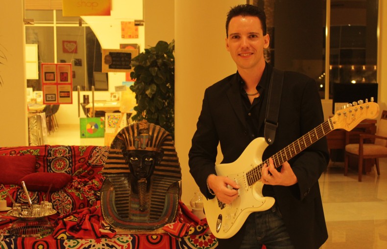 Helmut Scholz (Gitarre) in Makadi Bay, Ägypten Helmut Scholz (Gitarre) in Makadi Bay, Ägypten